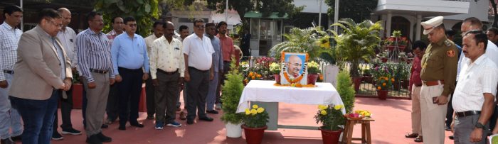 RAIPUR NEWS : Officers and employees of Raj Bhavan Secretariat paid tribute to Father of the Nation Mahatma Gandhi