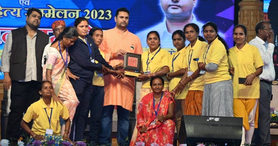 State Level Youth Festival: 2300 participants from across the state participated in the three-day youth festival, Sports and Youth Welfare Minister Umesh Patel gave prizes to the winners