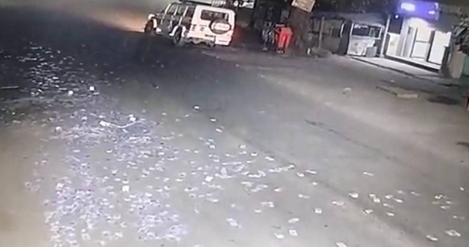 Viral Video: Crooks were looting ATM, police reached, then something happened that the notes were seen scattered on the road