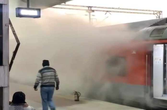 BIG ACCIDENT: Fire in the train created panic at the station, big accident averted