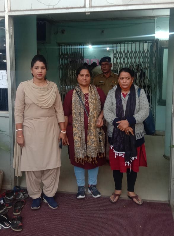 RAIPUR CRIME NEWS : रायपुर में फ्री में नाश्ता करने वाली दो महिलायें गिरफ्तार, खुद को सरकारी अफसर बताकर डाकार गई हजारों का चाय नाश्ता  