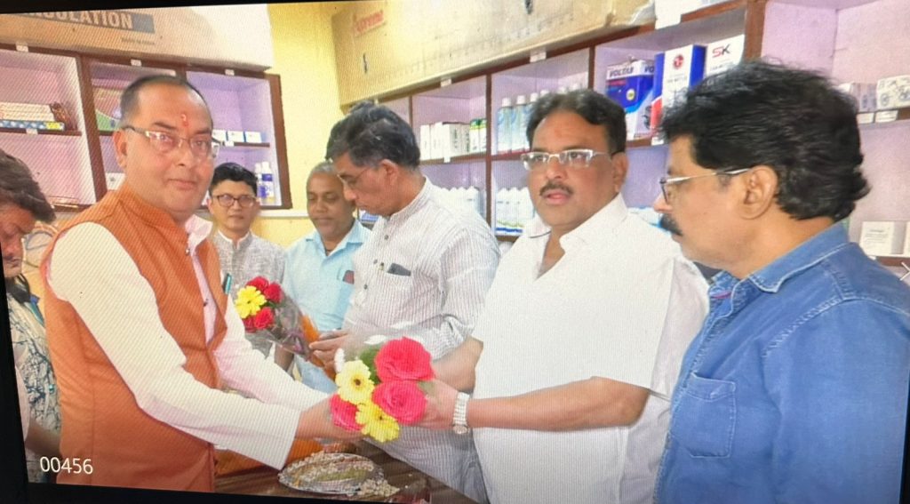 Raipur News: Congress state president Nobel Verma inaugurated Pandey refrigerator shop in Gudhiyari, congratulated the operator
