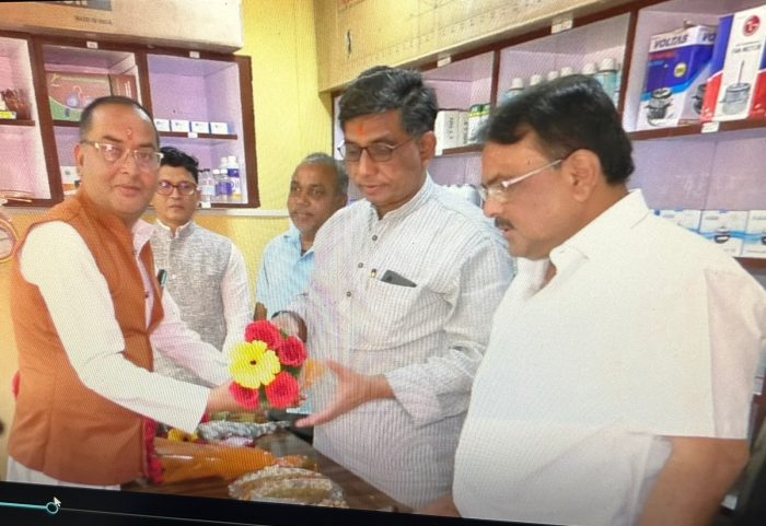 Raipur News: Congress state president Nobel Verma inaugurated Pandey refrigerator shop in Gudhiyari, congratulated the operator