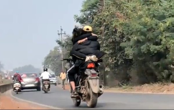 CG VIDEO : अब छत्तीसगढ़ में चलती बाइक पर कपल के रोमांस का वीडियो वायरल, लड़के की गोद में बैठकर लड़की ने किया Kiss