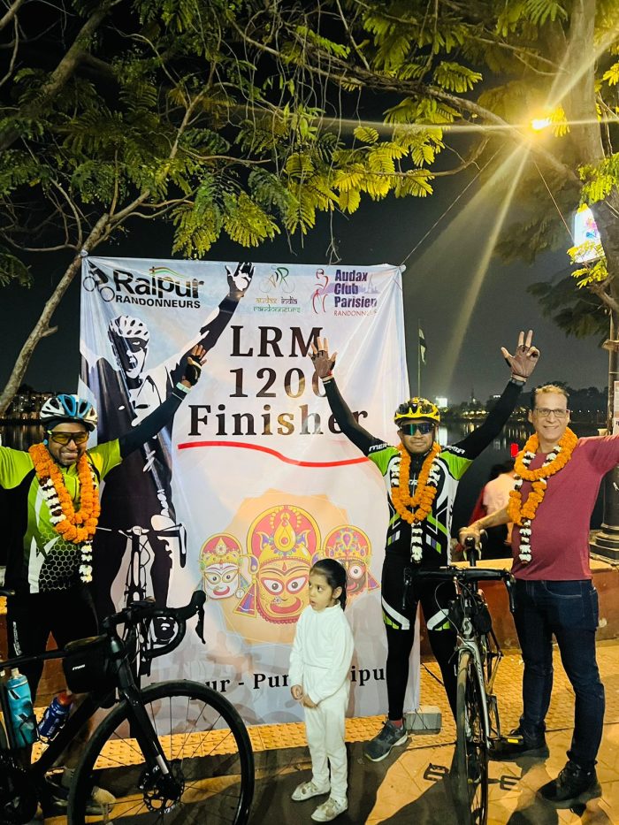 RAIPUR NEWS: Dr. Manoj Kushwaha and Sameer Chandel created history, traveled 1200 kilometers in 84 hours by riding a cycle