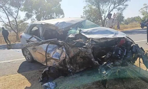 CG ACCIDENT NEWS : ट्रक और कार की जोरदार भिड़ंत, चालक की दर्दनाक मौत, पीछे बैठी महिला की हालत गंभीर 