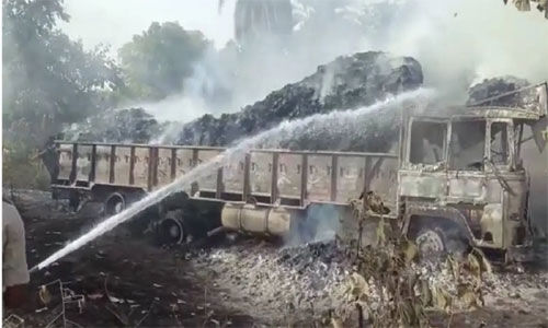 CG NEWS: Fierce fire broke out in a truck full of tendu leaves, the entire truck burnt to ashes, the driver saved his life by jumping