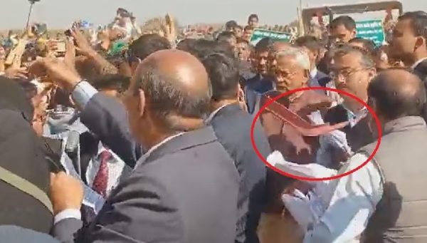 BIG NEWS : मुख्यमंत्री पर हमला ! आक्रोशित लोगों ने फेंका कुर्सी, नहीं मिलने देने से थे नाराज 