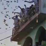 INTERESTING NEWS : भतीजे की बारात में पूर्व-सरपंच ने छत से उड़ाए 100-500 के नोट, बटोरने जुटी सैकड़ों की भीड़, हुई जमकर हाथापाई  