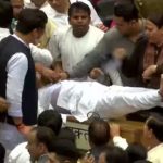 BIG BREAKING : लगातार दूसरे दिन AAP-भाजपा पार्षदों में जमकर मारपीट, चले लात और घूंसे, कई पार्षद घायल, देखें VIDEO