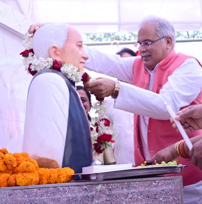 CG NEWS: CM Baghel unveiled the statue of late Chandulal Chandrakar, said- his important contribution in the development of the state and saving the cultural heritage