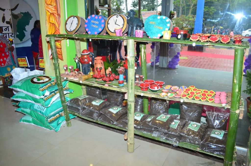 'Godhan Emporium': 'Exclusive Showroom' opened in Ambikapur for the sale of cow dung products, sale of vermi compost, cow-wood, kanda, incense sticks and cow dung paint