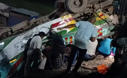 ACCIDENT NEWS : तेज रफ्तार ट्रक ने बस को मारी जोरदार ठोकर, 5 यात्रियों की मौत, 52 से ज्यादा घायल 