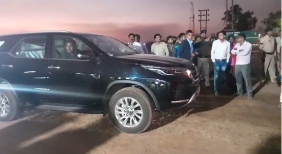 CG BIG NEWS : Security lapse in CM: CM Baghel's car broke down while going to the worship program, the convoy had to be removed from the side