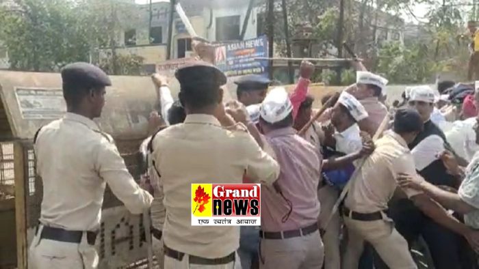 RAIPUR BREAKING: In protest against the arrest of Manish Sisodia, the Aam Aadmi Party gheraoed the BJP office, shouting slogans