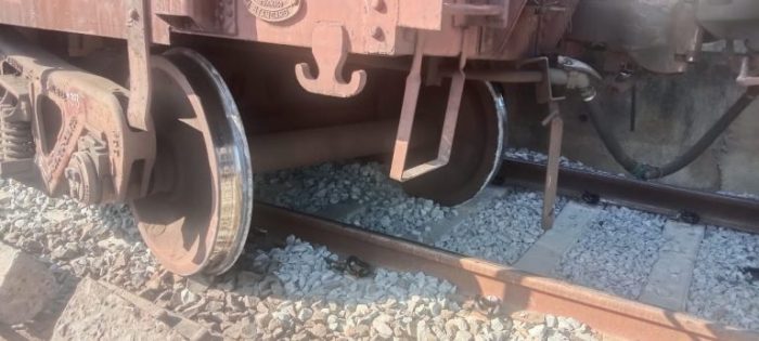 CG BREAKING: Big train accident averted: Two wheels derailed at Dongargarh station
