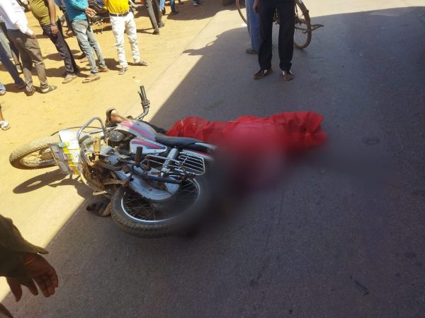 RAIPUR BREAKING : तेज रफ्तार वाहन ने बाइक सवारों को रौंदा, एक युवक की दर्दनाक मौत, महिला की हालत गंभीर 