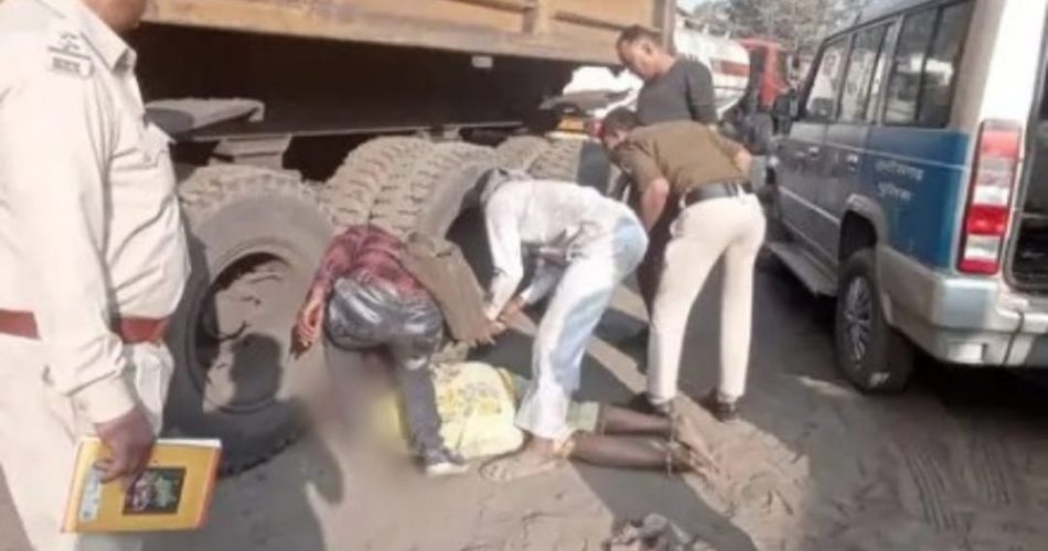 Chhattisgarh Accident : सड़क पर फिसले स्कूटी सवार दम्पति, गिरते ही हाइवा के नीचे आई पत्नी की दर्दनाक मौत, पति गंभीर  