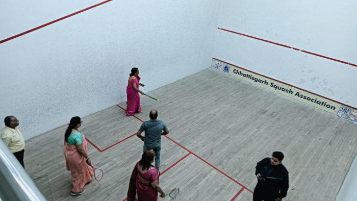 RAIPUR NEWS: Govt. Du B. Squash racket competition organized by Women's Post Graduate College, Janhvi and Prabhat became excellent players