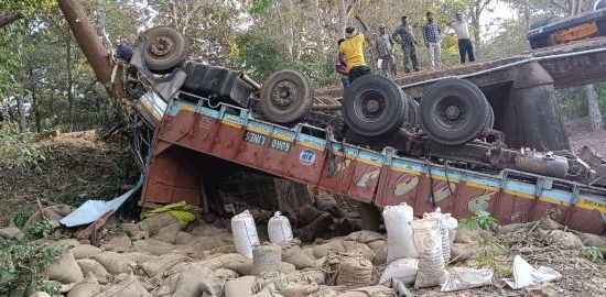  CG ACCIDENT BREAKING : अनियंत्रित होकर नाले में गिरी धान से भरी ट्रक, दो लोगों की मौत