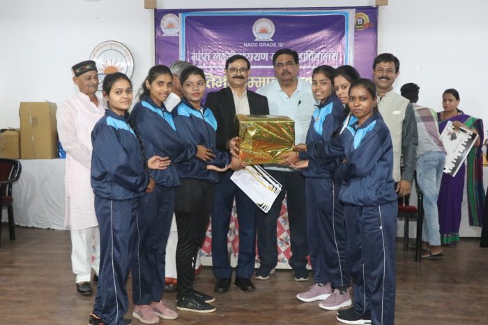 RAIPUR NEWS : Annual prize distribution organized in Mahant Laxminarayan Das College, talented students were rewarded