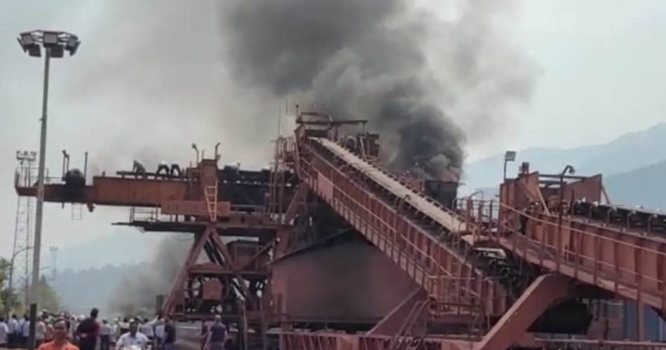 CG BREAKING : Fierce fire broke out at NMDC Bacheli loading plant, fire brigade team reached the spot