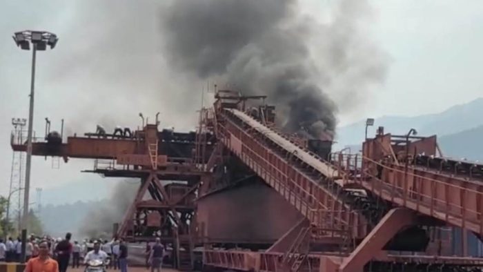 CG BREAKING : Fierce fire broke out at NMDC Bacheli loading plant, fire brigade team reached the spot