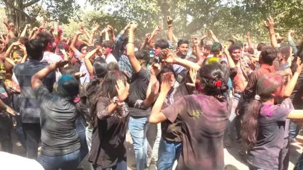 BIG NEWS : होली खेल रहे हिन्दू छात्रों पर हमला, जमकर हुई मारपीट, 15 घायल