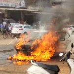 RAIPUR BREAKING : अचानक चलती कार में लगी भीषण आग, पति-पत्नी और बच्चे ने कूदकर बचाई जान, देखें VIDEO