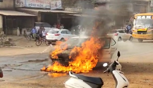 RAIPUR BREAKING : अचानक चलती कार में लगी भीषण आग, पति-पत्नी और बच्चे ने कूदकर बचाई जान, देखें VIDEO