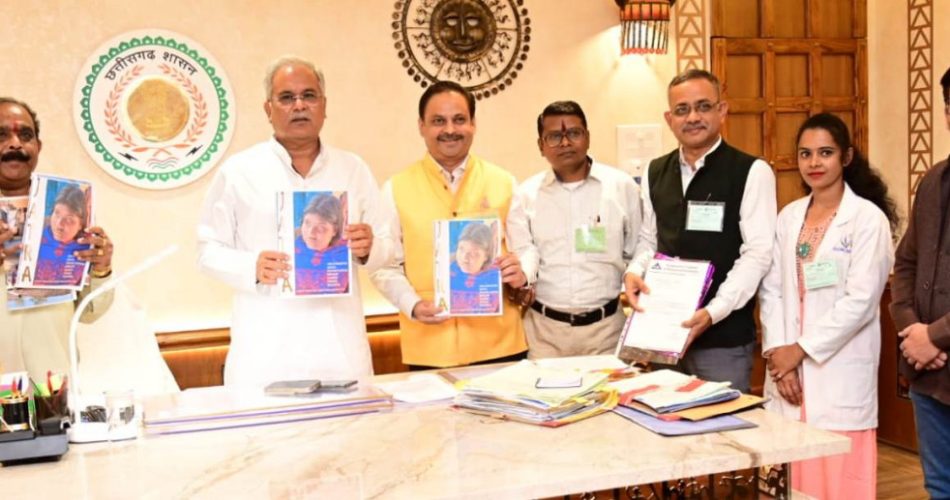 RAIPUR NEWS: CM Bhupesh released a booklet 'Jatra' based on specially protected tribes, appreciated the work of the team members and congratulated