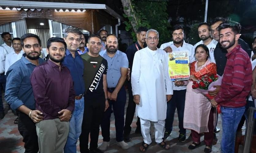 CG NEWS: Delegation of Tilda Sindhi Panchayat youth wing met Chief Minister Baghel courtesy, released poster of free health camp