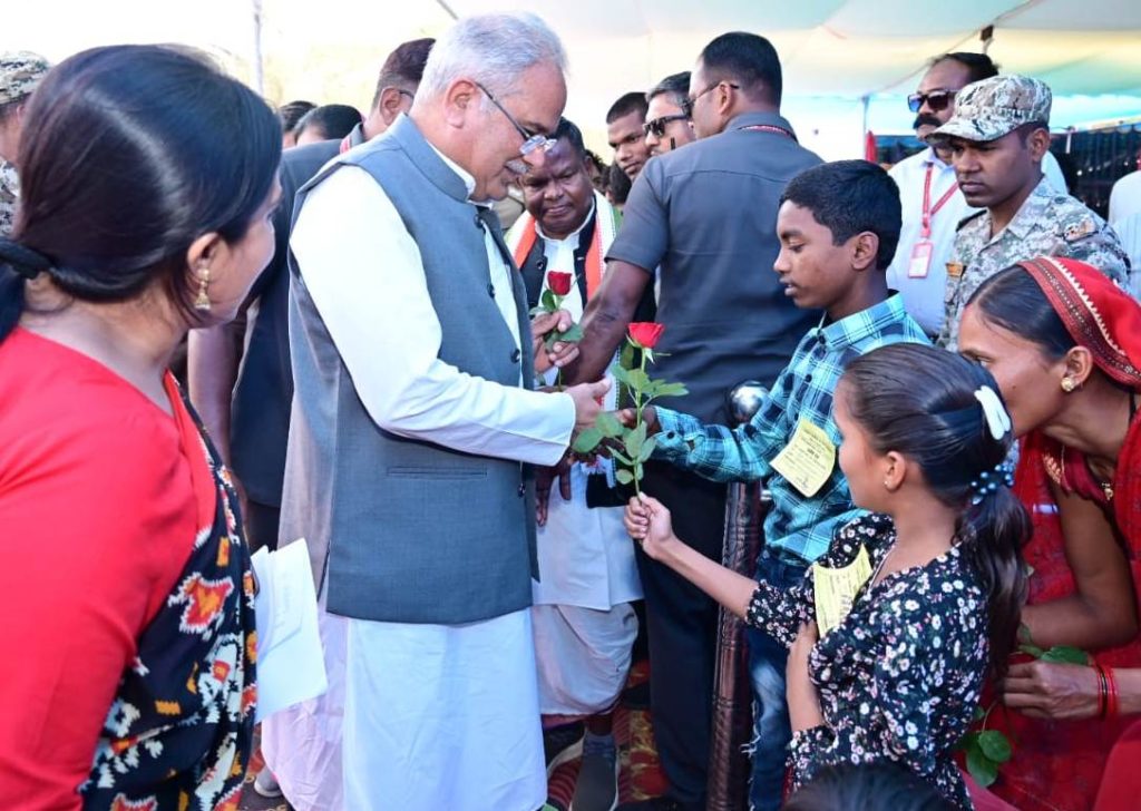 CG NEWS: Disabled people got wheelchairs and tricycles, meritorious students got honorarium, children benefited from Chirayu Yojana thanked the Chief Minister by presenting roses