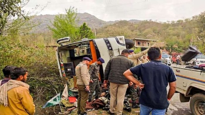 BIG ACCIDENT: Horrific accident: A bus full of 44 girl students going on a trip overturned, one dead, 40 seriously injured