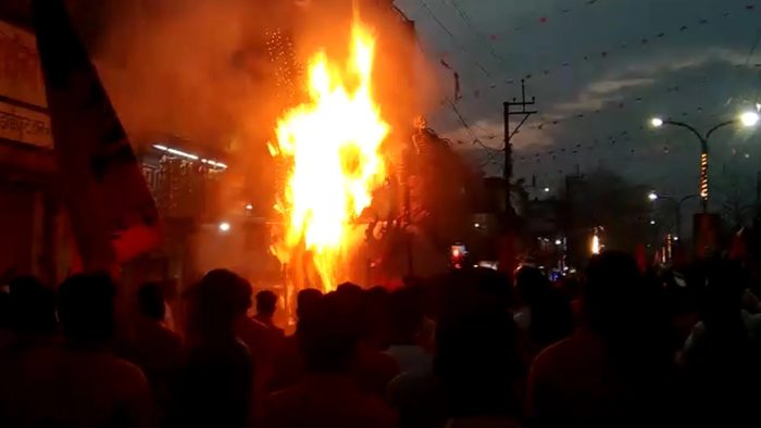 CG BREAKING : A huge fire broke out in the tableau of the procession on Navratri, there was chaos