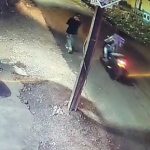 CG VIDEO : बाजार जा रही महिला से लूटपाट, दिनदहाड़े स्कूटी सवार युवकों ने छीना मोबाइल, देखें CCTV फुटेज 