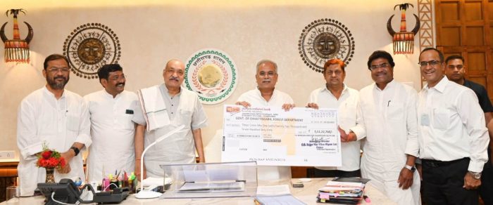 CG NEWS: Chhattisgarh State Forest Development Corporation handed over a check of Rs 3.51 crore towards dividend and lease rent to the Chief Minister