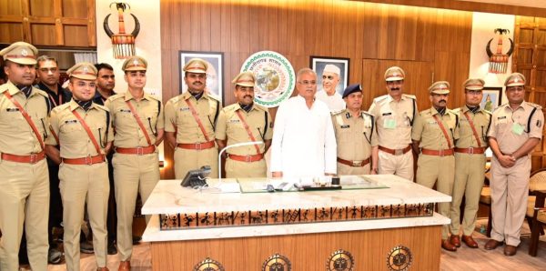 CG NEWS : मुख्यमंत्री बघेल से भारतीय पुलिस सेवा के प्रशिक्षु अधिकारियों ने की सौजन्य मुलाकात, सीएम ने बधाई देते हुए ली प्रशिक्षण की जानकारी 