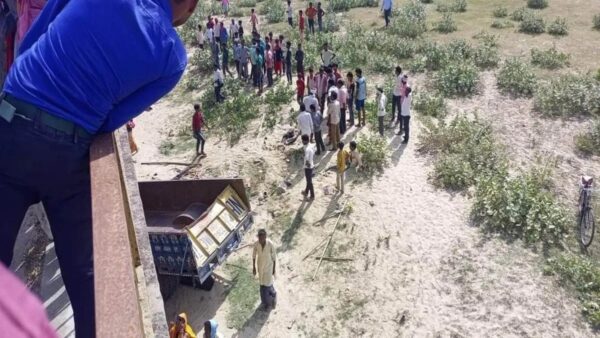 BREAKING NEWS : नदी के पूल से नीचे गिरी ग्रामीणों से भरी ट्रैक्टर ट्रॉली, 20 से ज्यादा लोगों की मौत, मची चीख पुकार, सीएम ने जताया दुख  