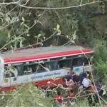ACCIDENT BREAKING: Tragic accident: Bus fell into ditch on Mussoorie-Dehradun route, 2 killed, many injured, police officers and ITBP team on the spot...