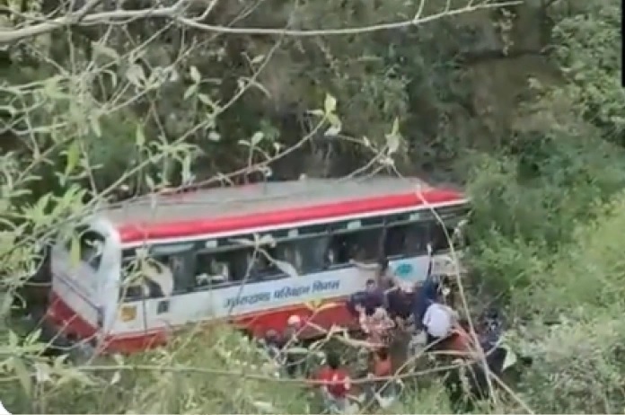 ACCIDENT BREAKING: Tragic accident: Bus fell into ditch on Mussoorie-Dehradun route, 2 killed, many injured, police officers and ITBP team on the spot...