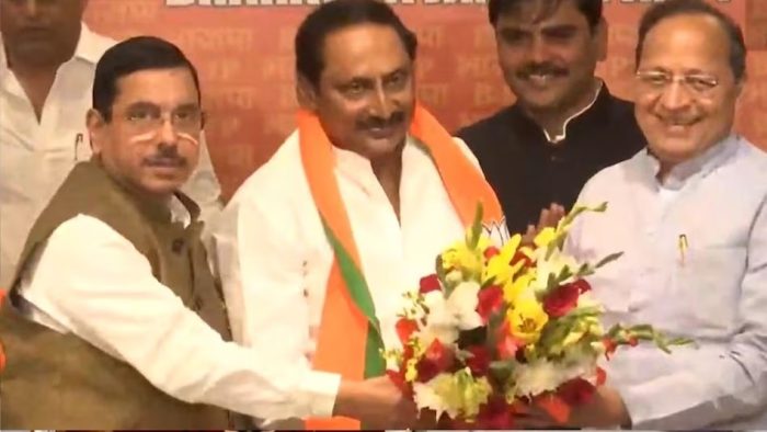 BREAKING: Big blow to Congress, former CM leaves party, joins BJP