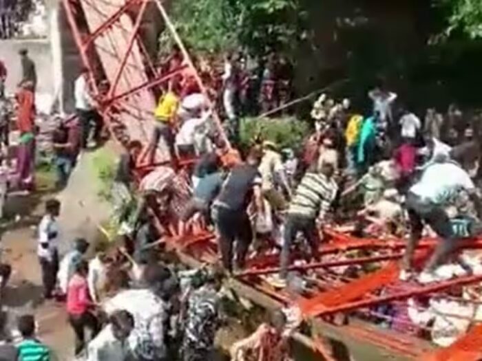 BIG BREAKING: Big accident during the fair, footbridge collapses at Beni Sangam, screams, see VIDEO
