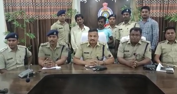 CG BIG NEWS : नशे के खिलाफ बड़ी कार्रवाई, एक करोड़ 40 लाख का गांजा पकड़ाया, ट्रक से मुर्रे की आड़ में कर रहे थे तस्करी, दो अन्तर्राज्यीय तस्कर गिरफ्तार 