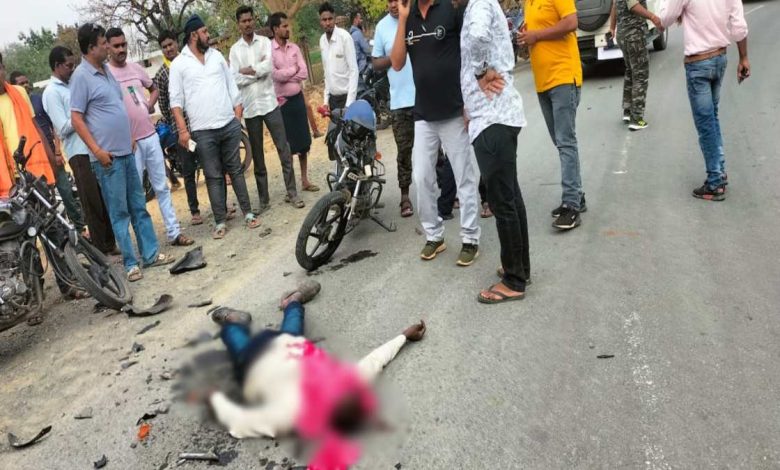 CG ACCIDENT BREAKING: Two speeding bikes collided head-on, one died on the spot, 2 people in critical condition