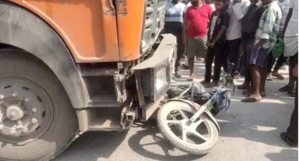 CG ACCIDENT NEWS : बाइक सवार दो लोगों को ट्रक ने रौंदा, दोनों की मौके पर दर्दनाक मौत