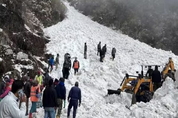 BREAKING NEWS : नाथू ला बॉर्डर इलाके में बड़ा हिमस्खलन, 6 पर्यटकों की मौत, 22 का रेस्क्यू, 80 लोगों के फंसे होने की आशंका 