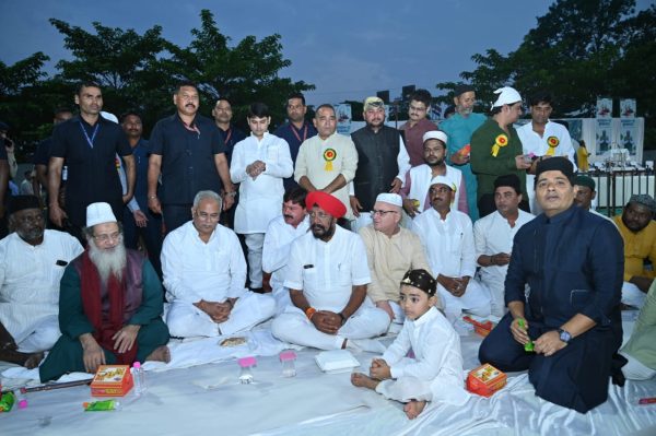 RAIPUR NEWS : इफ्तार में दिखी एकता की मिसाल : सीएम बघेल के साथ सभी धर्म के प्रबुद्ध जन हुए शामिल 
