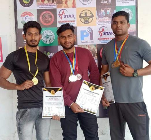 CG NEWS : राज्य स्तरीय पावर लिफ्टिंग प्रतियोगिता में गंडई के खिलाड़ियों का दिखा जलवा, तीन युवकों ने जीता स्वर्ण पदक  
