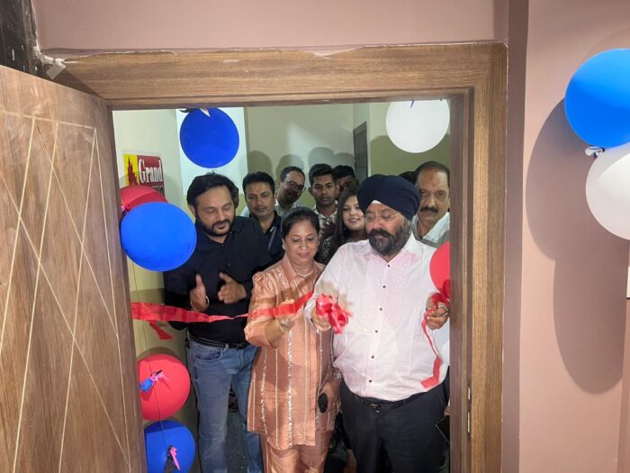 CG NEWS : Grand inauguration of Grand News in Raigarh, Chairman Gurcharan Singh Hora inaugurated the Grand Office by cutting the ribbon